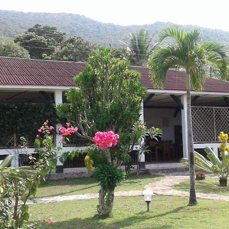 Casavelion Hotel Ilhas Karimunjava Exterior foto
