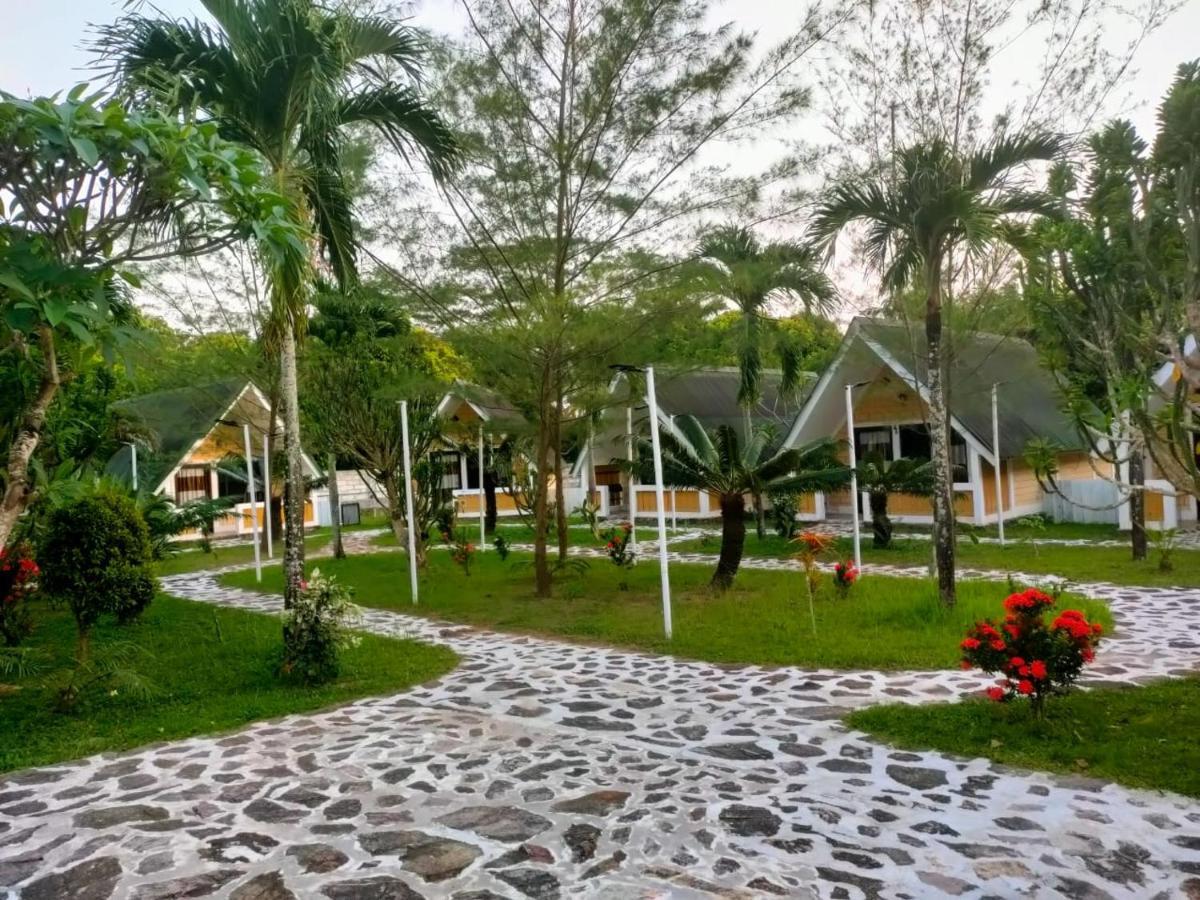 Casavelion Hotel Ilhas Karimunjava Exterior foto
