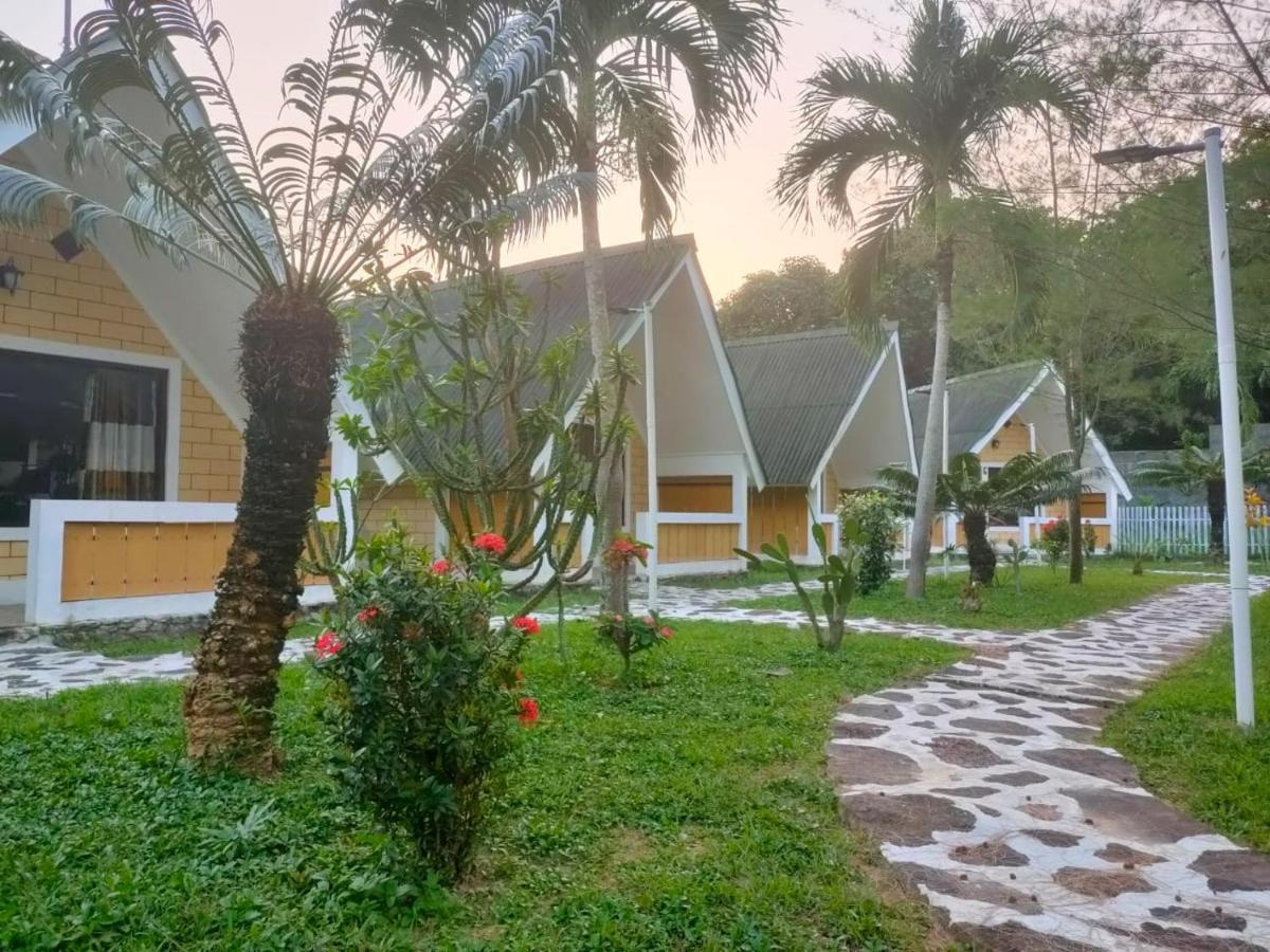 Casavelion Hotel Ilhas Karimunjava Exterior foto